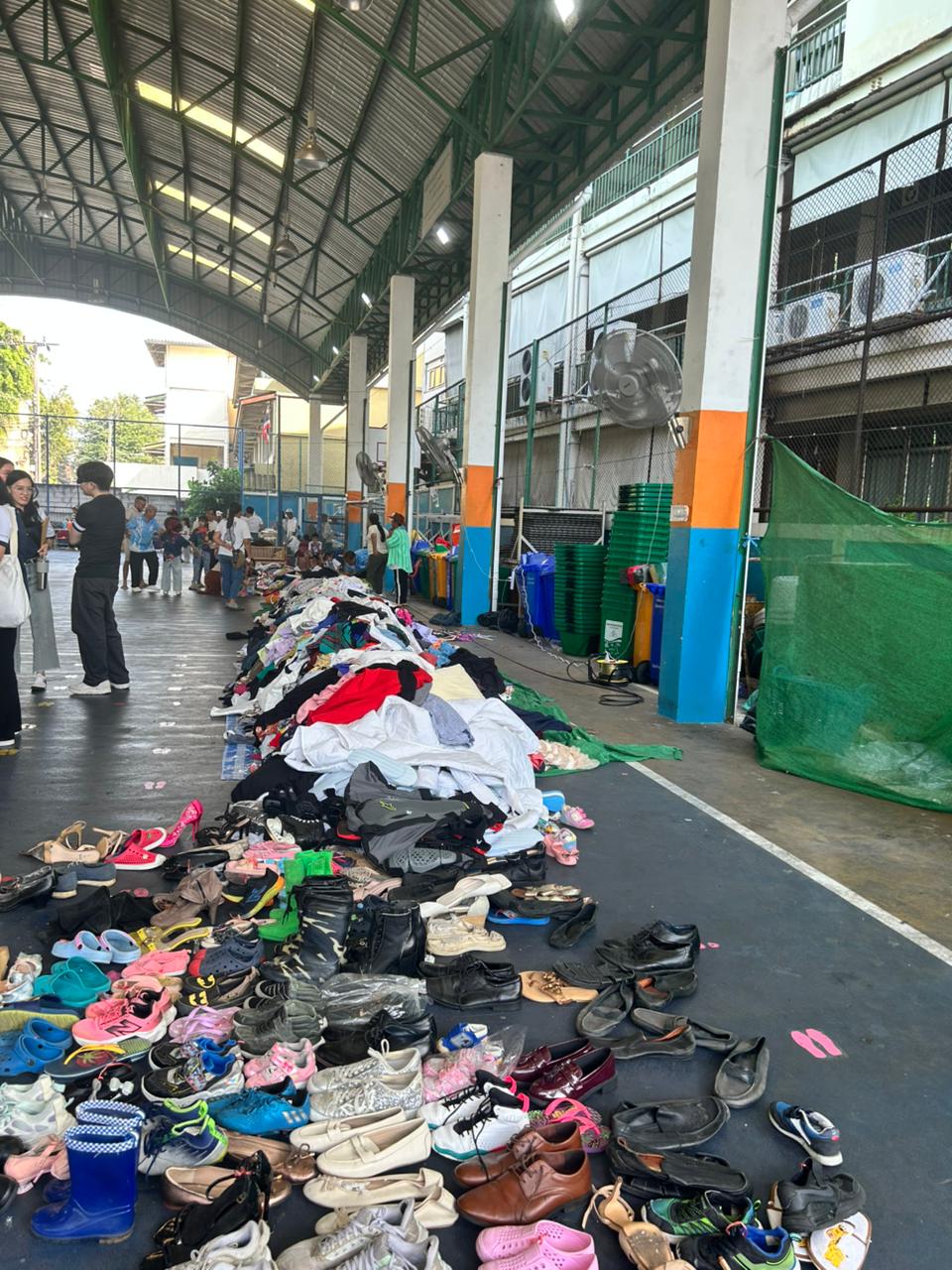 Roupas e calçados para a comunidade