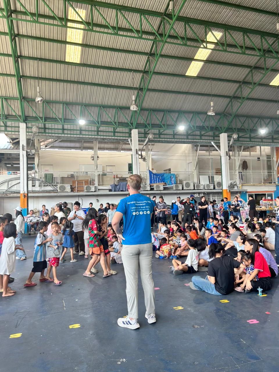 Mewayz equipe realizando um dia de doações comunitárias em Hat Yai, Tailândia