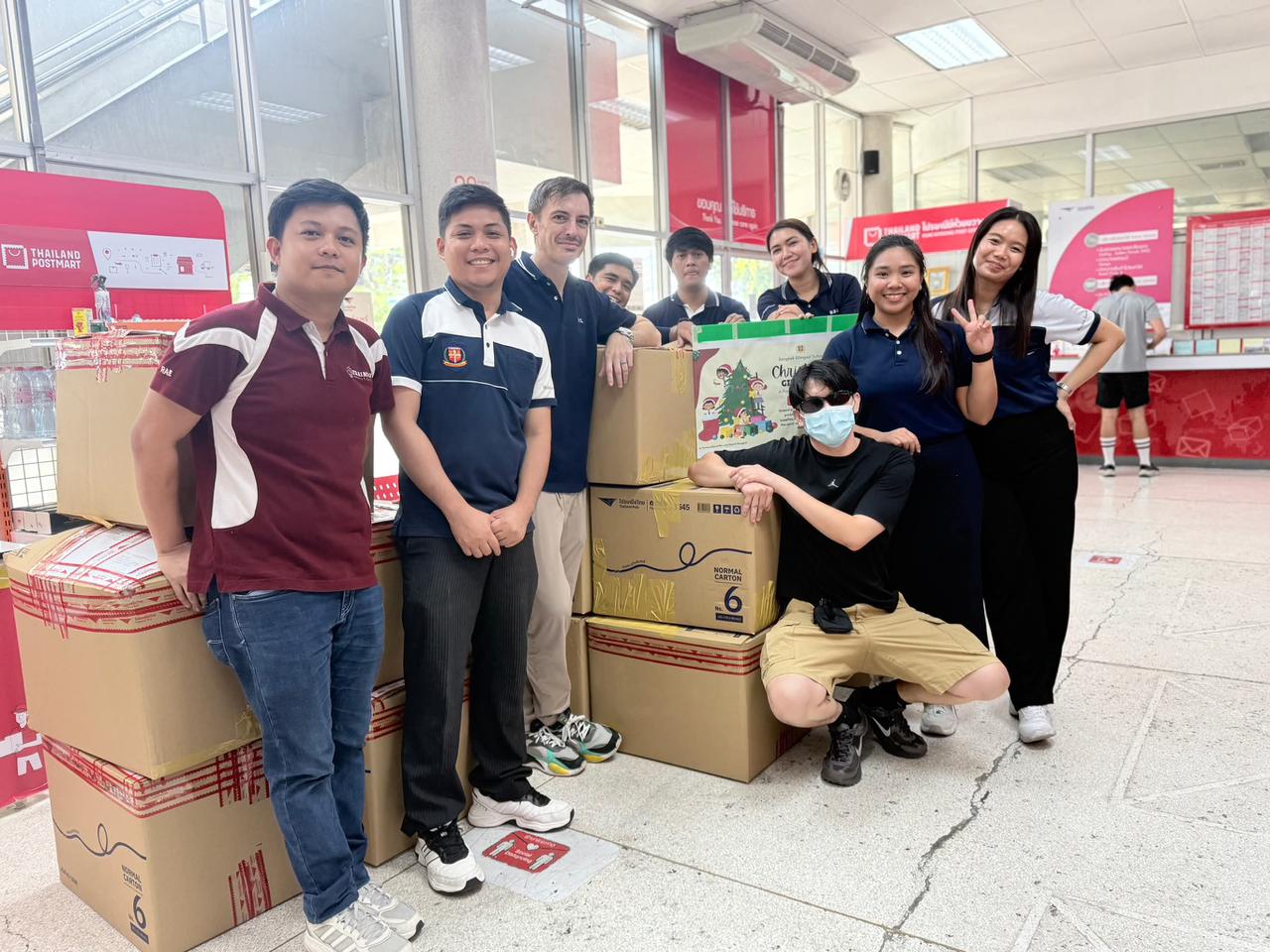 A equipe preparando pacotes de doações no Correio da Tailândia
